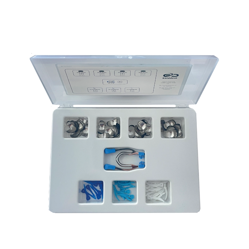 Beyaz organizatör kutu bölmelerine yerleştirilmiş; standart posterior restorasyonlar için paslanmaz çelik GD8 matriks bantları, farklı ebatlarda mavi ve beyaz renkli GD AnatoWedge kamalar ve mavi uçlu GD Clip M tutucu halkasından oluşan 131 parçalık Golddent PK08ST Posterior Mini Kit