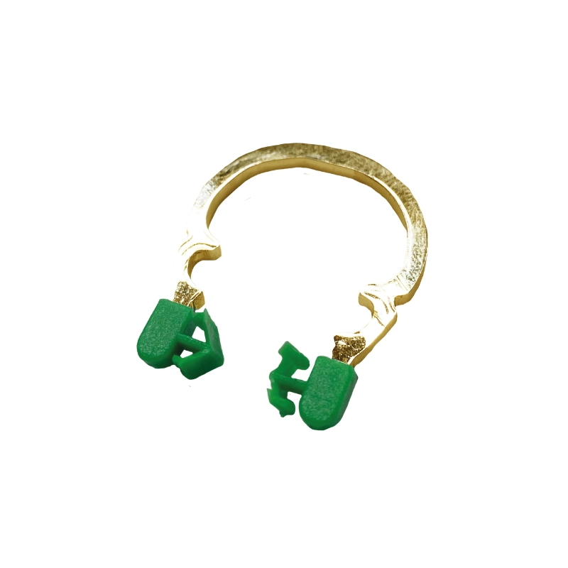 Ring opener pensi ile açılabilmesi için özel kuvvet iletim boşlukları bulunan, dişin doğal formuna uygun ve kama yerleşimine izin veren 10 derece açılı sarı renkli plastik uçlara sahip, altın sarısı renkli metalik Golddent GD Ring Gold L (Large) matriks tutucu halka