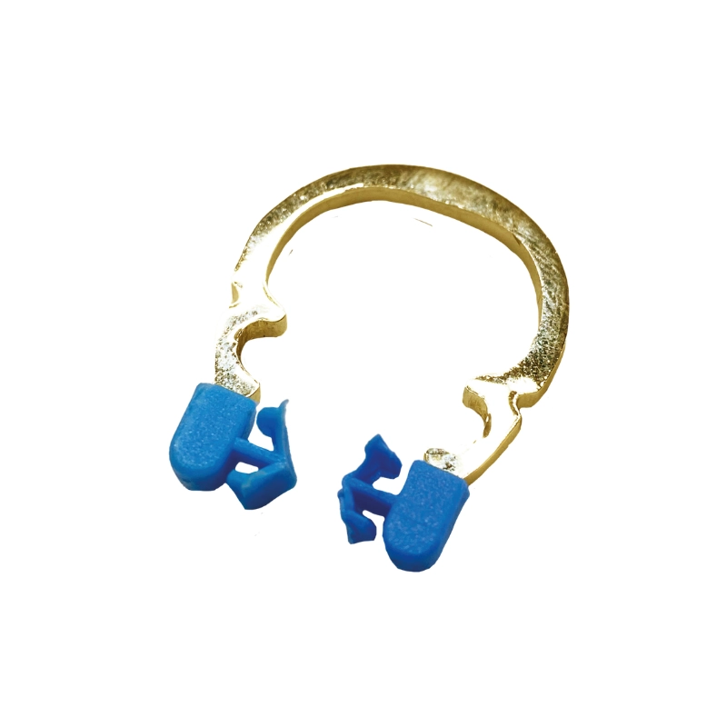 Ring opener pensi ile açılabilmesi için özel kuvvet iletim boşlukları bulunan, dişin doğal formuna uygun ve kama yerleşimine izin veren 10 derece açılı mavi renkli plastik uçlara sahip, altın sarısı renkli metalik Golddent GD Ring Gold M (Medium) matriks tutucu halka