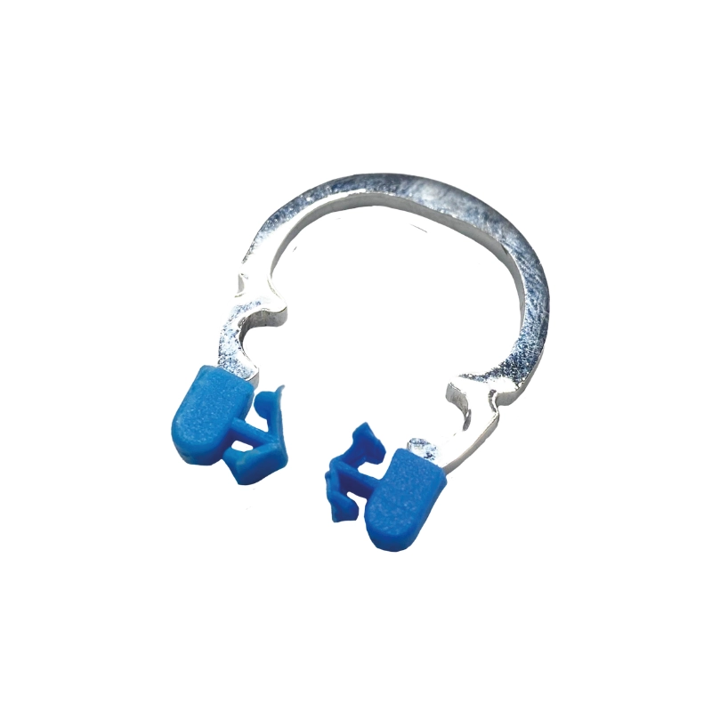 Ring opener pensi ile açılabilmesi için uçların hemen arkasında özel boşlukları bulunan, dişin doğal formuna uygun ve kama yerleşimine izin veren 10 derece açılı mavi renkli plastik uçlara sahip, gümüş (krom) renkli metalik Golddent GD Ring Krom M (Medium) matriks tutucu halka