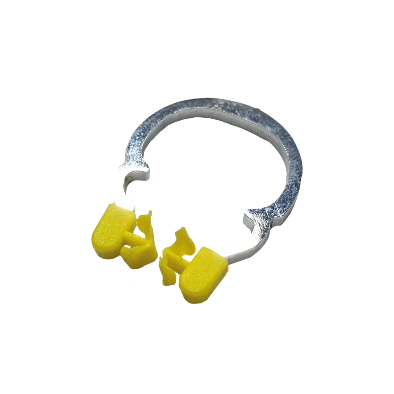 Ring opener pensi ile açılabilmesi için uçların hemen arkasında özel boşlukları bulunan, dişin doğal formuna uygun ve kama yerleşimine izin veren 10 derece açılı yeşil renkli plastik uçlara sahip, gümüş (krom) renkli metalik Golddent GD Ring Krom S (Small) matriks tutucu halka
