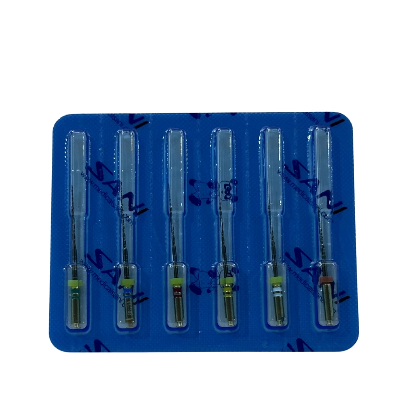 SANI BS Blue Storm (Gold), sertleştirilmiş Gold ısıl işlem teknolojisi ile kalsifiye ve düzensiz kanallarda yüksek kesim verimliliği sunar. Çift kesitli tasarımı sayesinde kanal içinde vidalanma (screw-in) etkisi yaratmaz ve debris koronal yöne hızla atılır.