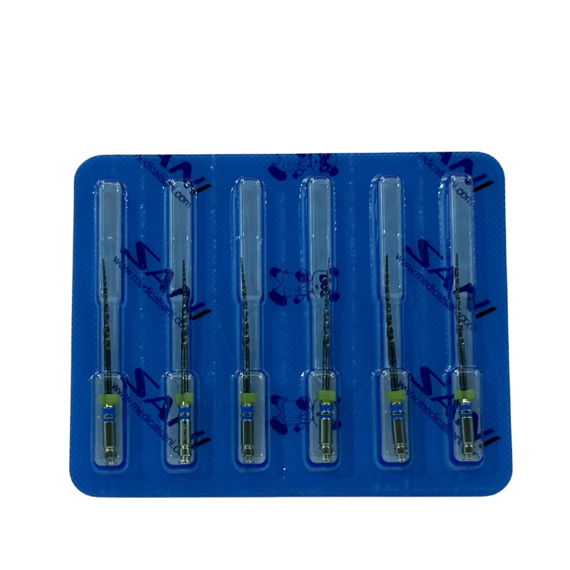 SANI BS Blue Storm (Gold), sertleştirilmiş Gold ısıl işlem teknolojisi ile kalsifiye ve düzensiz kanallarda yüksek kesim verimliliği sunar. Çift kesitli tasarımı sayesinde kanal içinde vidalanma (screw-in) etkisi yaratmaz ve debris koronal yöne hızla atılır.