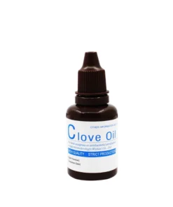 Longly marka 20ml şişe formunda karanfil yağı (Clove Oil). Temel aktif bileşeni öjenol olan, pulpal ağrı semptomlarında geçici rahatlama sağlayan, lokal anestezik, anti-inflamatuar ve antimikrobiyal özelliklere sahip doğal kaynaklı ağrı giderici ve yatıştırıcı dental ajan.