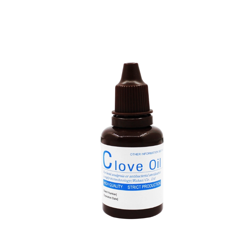 Longly marka 20ml şişe formunda karanfil yağı (Clove Oil). Temel aktif bileşeni öjenol olan, pulpal ağrı semptomlarında geçici rahatlama sağlayan, lokal anestezik, anti-inflamatuar ve antimikrobiyal özelliklere sahip doğal kaynaklı ağrı giderici ve yatıştırıcı dental ajan.