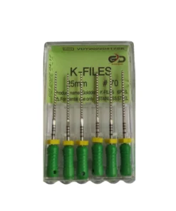 Golddent markasına ait, deformasyona üstün direnç göstererek çok geniş kök kanallarının şekillendirilmesinde kullanılan, kalın yapılı 25 mm uzunluğunda 70 numara yeşil renk kodlu manuel kanal eğesi kutu görseli.